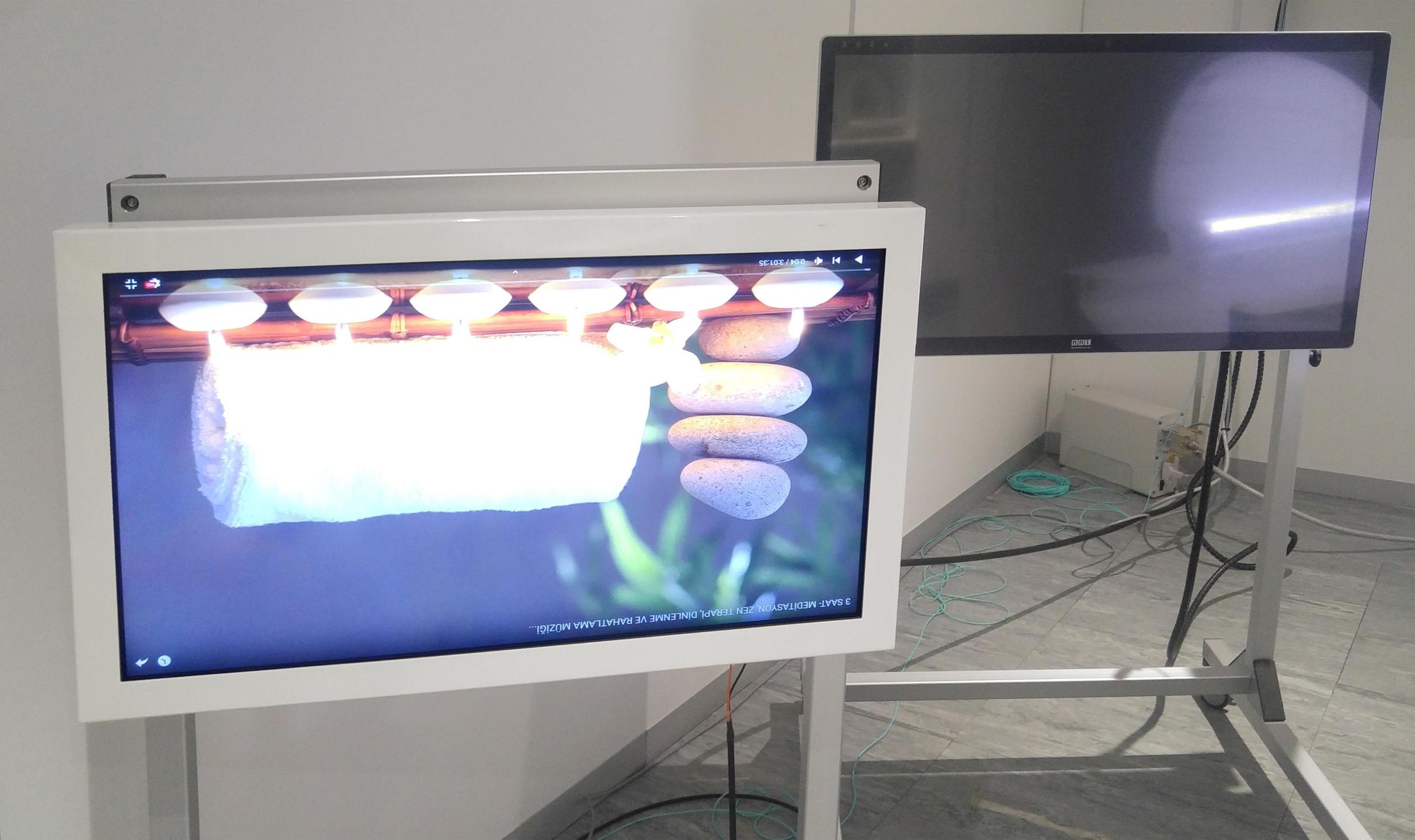 MR compatible 32-inch LCD screen