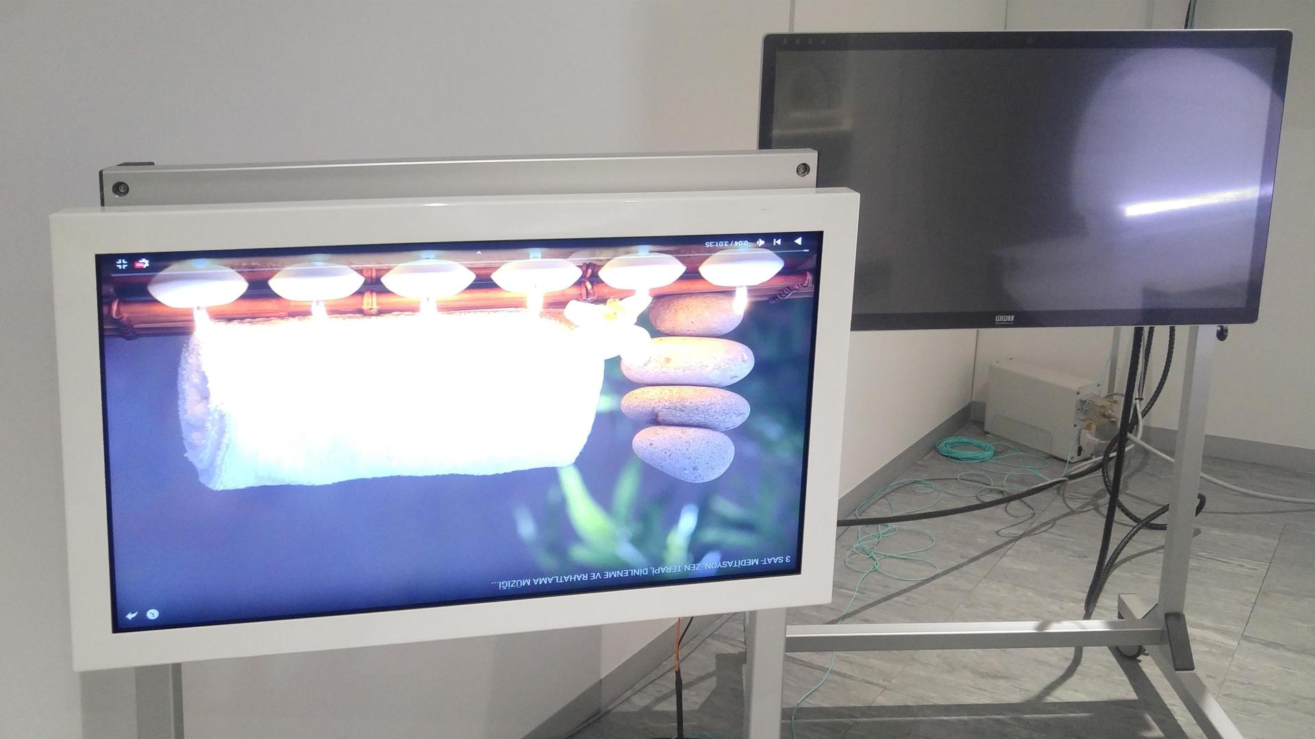 MR compatible 32-inch LCD screen